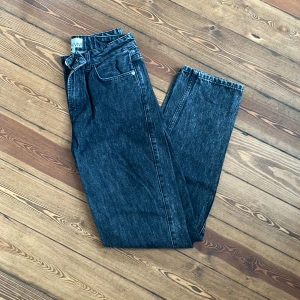 GANNI JEANS - Säljer ett par svarta/grå gannijeans i storlek 28.