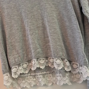 Tröja  - Tröja ifrån hm storlek 170. Säljes pågrund av ej använder men fint skick. 