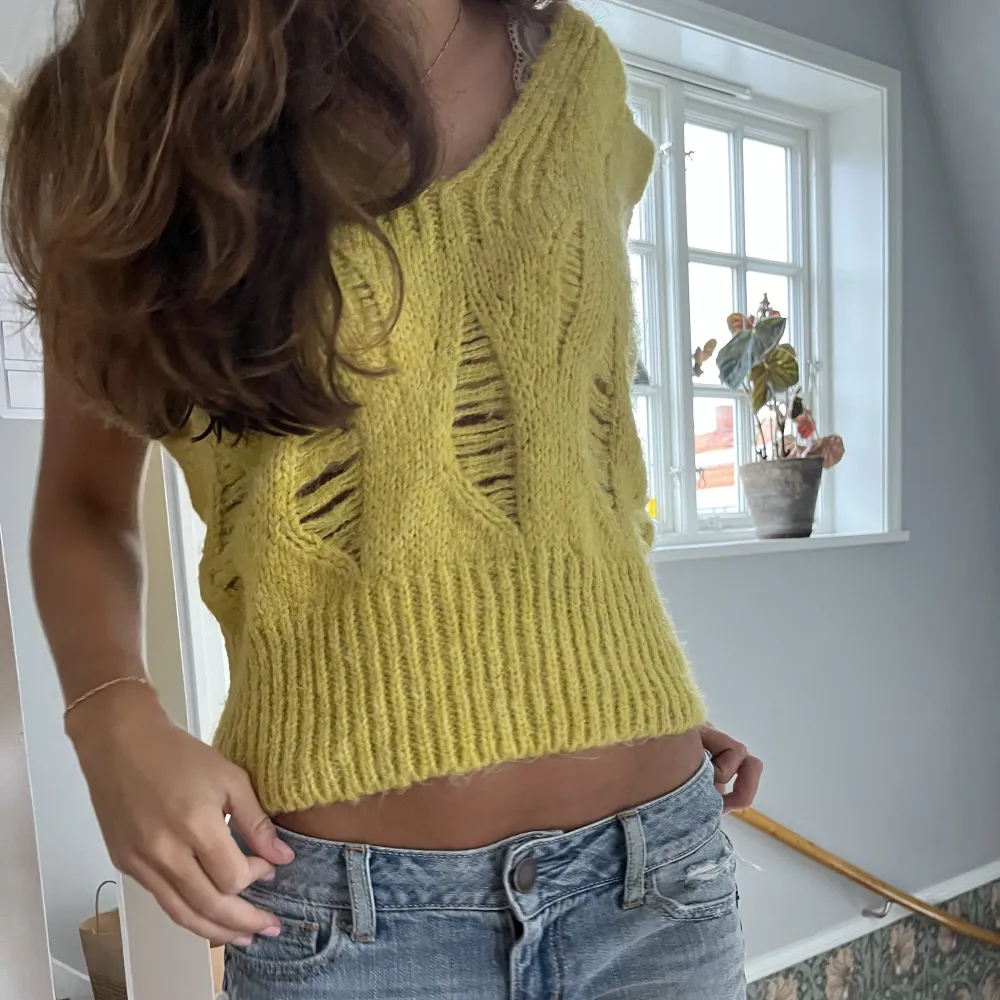 Säljer denna snygga gula stickade väst, oanvänd.💓Från zara💘 Såå söt och snygg till ett par jeans eller shorts❤️💗. Neuleet.