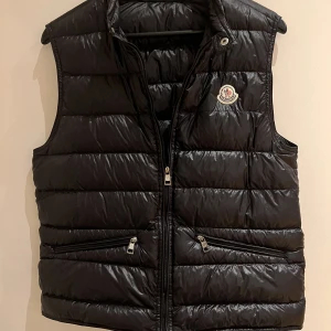 Moncler gui väst - Snygg moncler gui väst -strl 0 (xs/small). Västen är i nästan nyskick’ 9/10 (dock är dragkedjan helt sönder längst ner så den är krånglig att få på). Därför går oxå priset att pruta ner. Köpt på garmsmarket.com för 4,500kr. Skriv i dm för fler funderingar