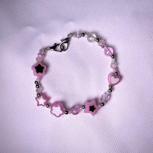 Cute elastiskt armband  - Gulligt alt armband! Perfekt för scene stilen💖 är elastiskt och lägger gärna till en länk för att göra större! Dma gärna om du vill ha det längre! 