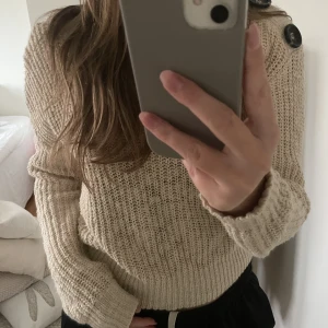 Stickad tröja med knappar - Beige stickad tröja med knappar på axlarna🤎
