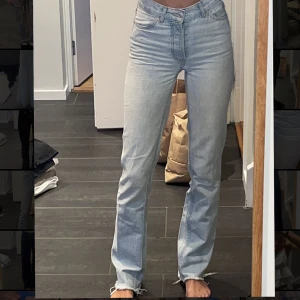 Jeans - Ljusblåa jeans från Asos med medelhög midja.