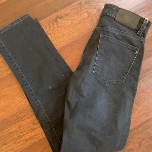 J Lindeberg Jeans - Jeans från J Lindeberg. Aldrig använda. Mörkblå. Raka ben.
