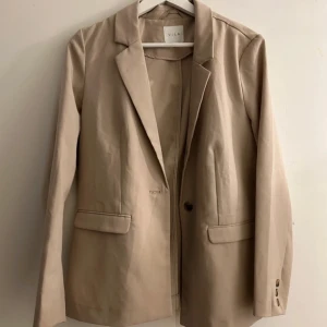 Snygg beige kavaj  - Mycket fint skick. 