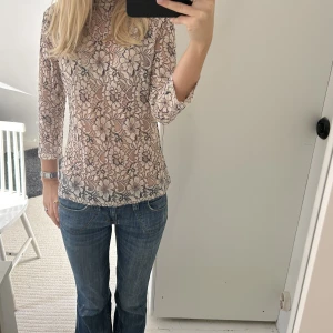 Spets topp - As snygg trekvartsärmad spets topp från Saint Tropez😍cremefärgad/rosa och marinblå 