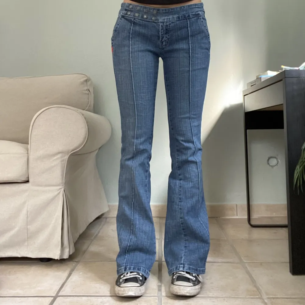 Lågmidjade utsvängda jeans med snygga knappar som man kan knäppa upp. Jag är ca 163cm lång och brukar ha storlek 28/36/S. Jeans & Byxor.