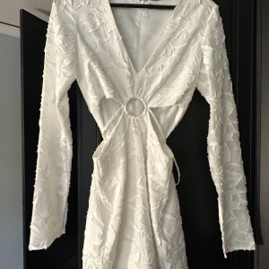 Vit klänning  - Fin klänning kan användas både på sommaren och hösten.. lite tjockare i tyget och med fint mönster.