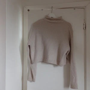 Kort tjocktröja - Kort tjockteöja med polo