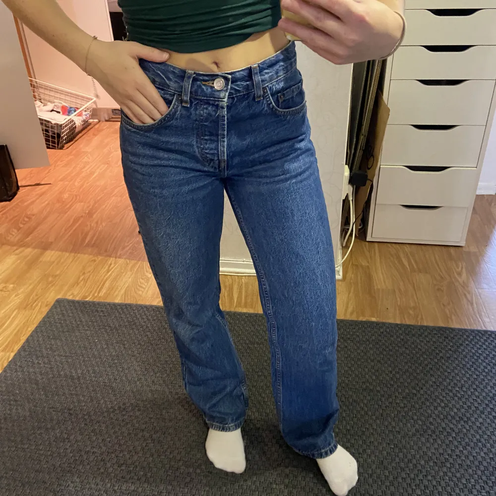 Mörkblå jeans från Asos i storlek W26, L26. Köparen står för frakt.. Jeans & Byxor.