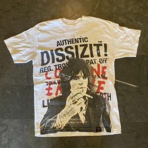 Dissizit Tshirt  - Mega cool T-shirt !!! Har knappt använt den för den är för stor för mig. Möts upp i Stockholms området:)