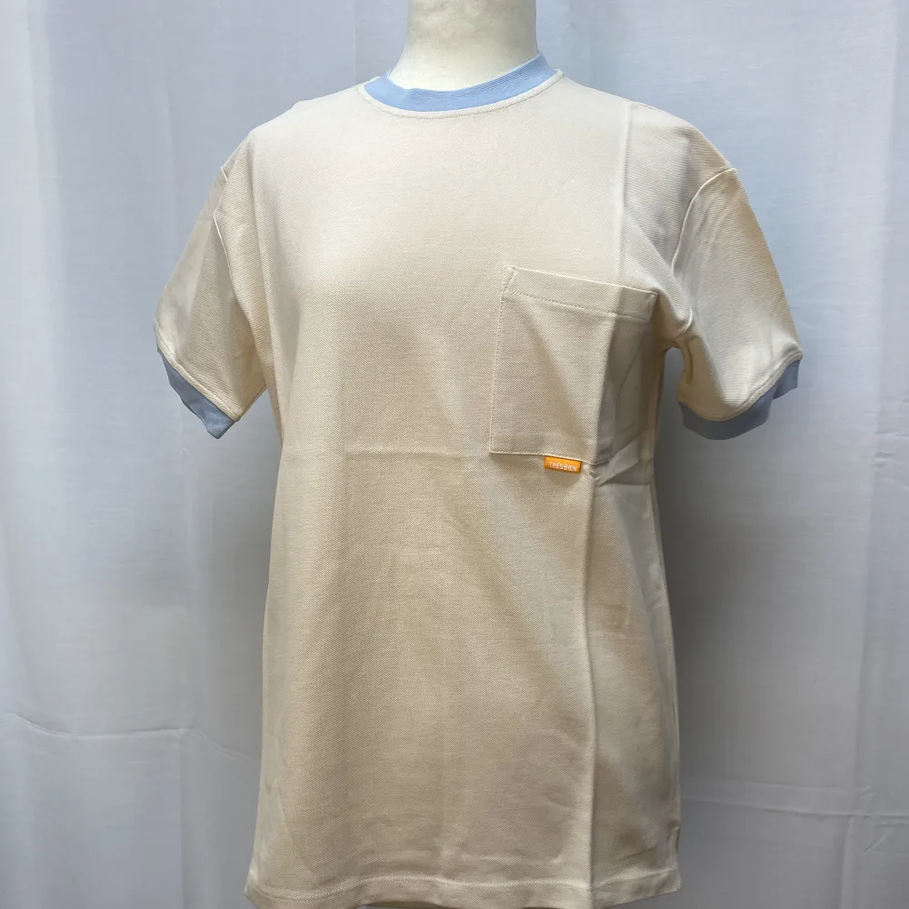Helt ny beige Tres Bien t-shirt. Nypris är ungefär 1800kr. Skrynklig pga nyss uppackad. Vi har tröjan i S-XL. . T-shirts.