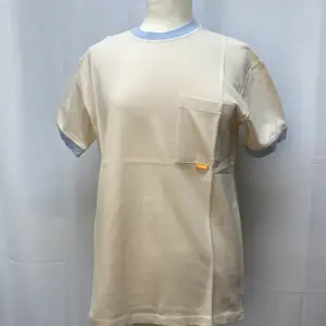 Helt ny beige Tres Bien t-shirt. Nypris är ungefär 1800kr. Skrynklig pga nyss uppackad. Vi har tröjan i S-XL. 