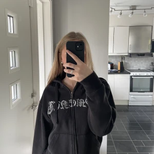 Zip med rhinestones - Svart ziphoodie med rhinestones. Passar S och XS