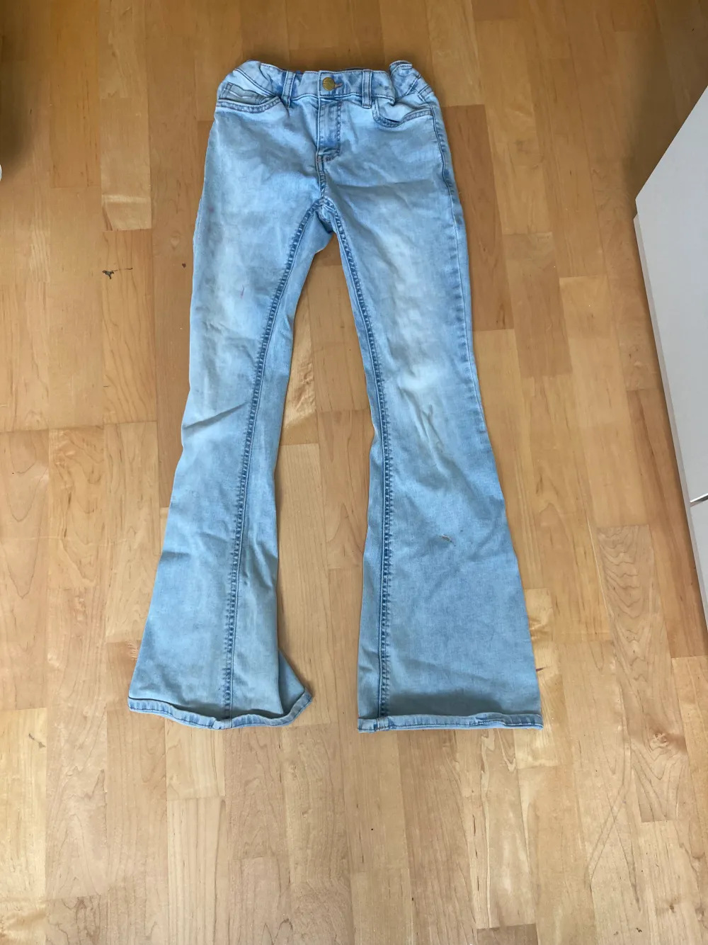 ett par lågmidjade sthlm stil ljusblåa jeans. Jeans & Byxor.