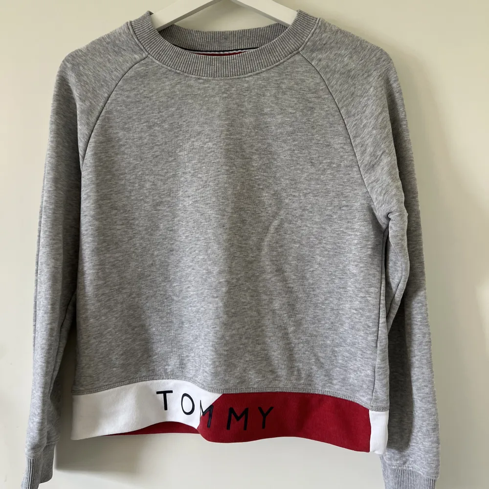 Jättefin grå sweatshirt från Tommy Hilfiger i storlek XS 🤍Använd men i fint skick, säljer för 350kr, köpare står för frakt men kan också mötas upp 🤍. Hoodies.