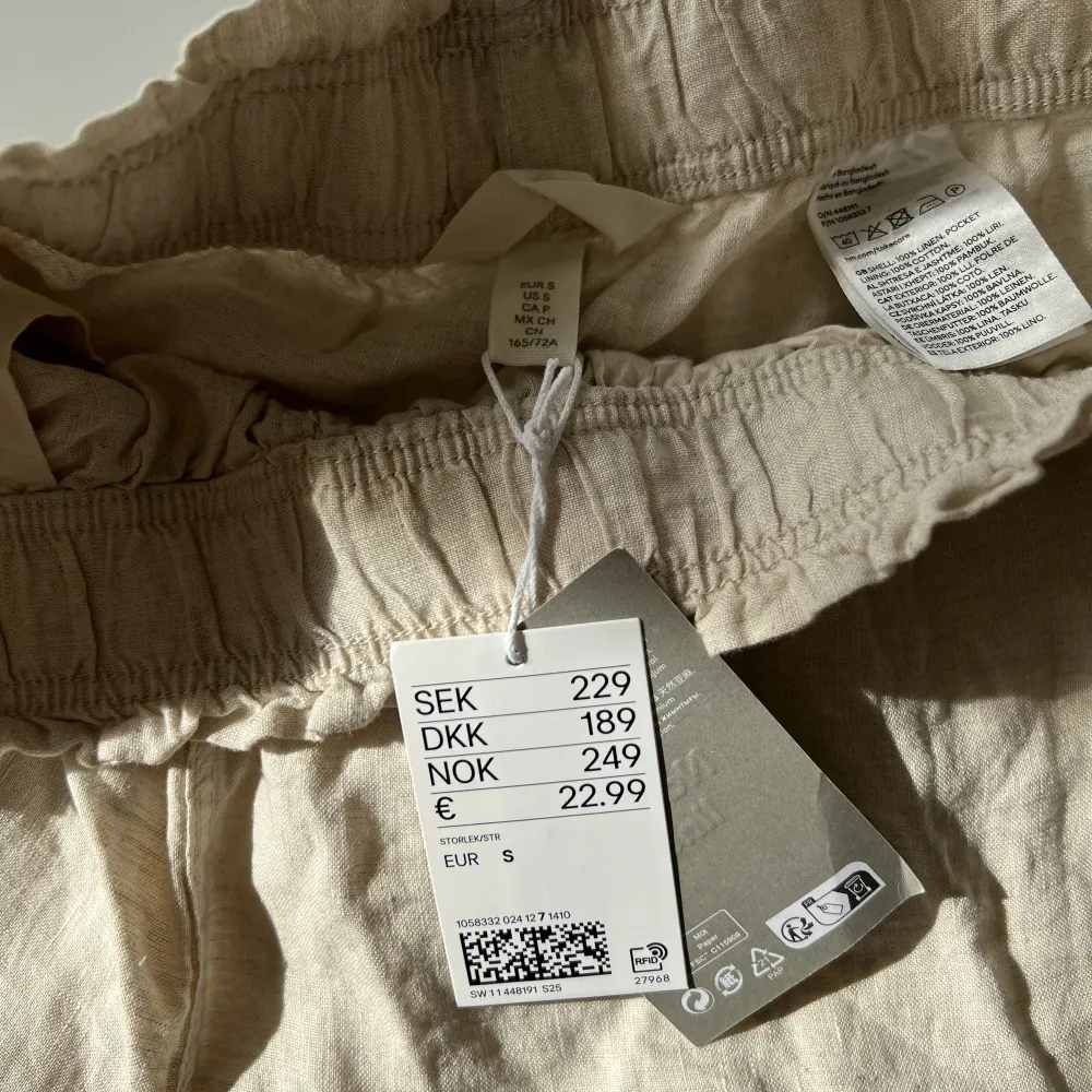 Helt nya linneskjorts från H&M i storlek S med prislapp kvar 💛Köpta för 229 kr men säljer för 200 kr, köpare står för frakt men kan också mötas upp 💛. Shorts.