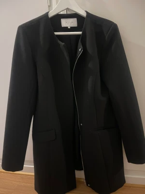 svart jacak från vila - Storlek M