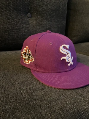 Basketbolls keps  - Hej säljer denna super snygga och moderna sox kepsen All star game 2003. I perfekt skick 