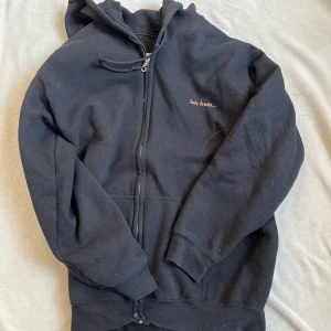 Svart zip-up hoodie - Svart hoodie från Urban Outfitters. Nästan aldrig använd! ☺️💕