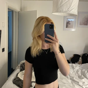 T-shirt - Svart mjuk t-shirt från Zara, använd ett fåtal gånger så tröjan är i nyskick, säljs då jag har likande 🙂