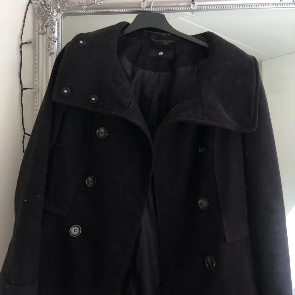 Säljer min älskade svarta kappa i storlek xs-s! . Jackor.