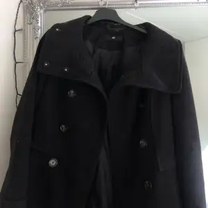 Säljer min älskade svarta kappa i storlek xs-s! 