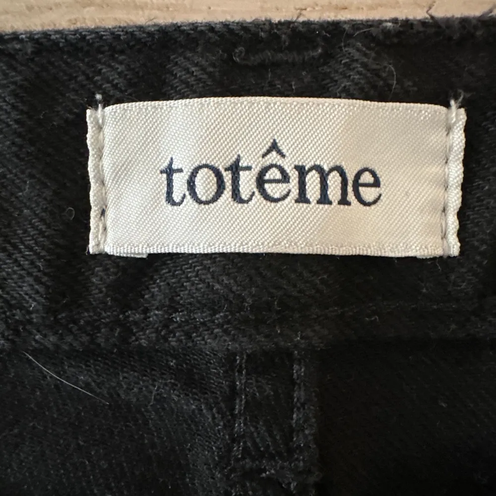 Jeans från Toteme, modell Straight. Använd, men utan anmärkning. Har tvättats ett antal ggr men behållt fin färg  Storlek: 29/32 Material: Bomull Nypris: 2500 SEK. Jeans & Byxor.