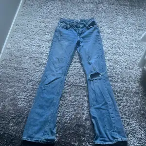 Jätte fina jeans som är o bra skick! Ja säljer dom för de är ganska små för mig och de är i storlek 32. Dom är lågmidjade och är ifrån Gina tricot 
