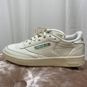 Nya Reebok skor - Helt nya Reebok skor i vintage modellen. Riktigt snygga och bekväma🌸 
