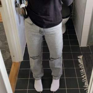 Gråa jeans från Gina Tricot. Knappt använd så i bra skick🩶köpare står för frakt