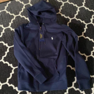Ralph lauren tracksuit  - Helt ny Ralph lauren tracksuit. Kostar runt 4000kr ny. Kan sälja bara tröjan för 1000kr eller bara byxorna för 800kr