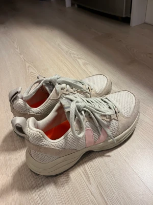 VEJA skor - Ett par supersnygga fräscha skor från VEJA! Endast använd ett par gånger då de är för små i storlek för mig. 