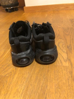 Nike air Max 2021 - Säljer mina air Max 2021 för att dem är för små på mig och jag vill inte att de ska ligga i garderoben. Skick 7/10 Använda ganska lite.