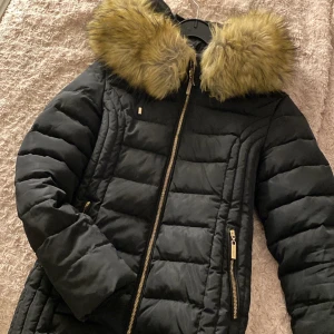 Vinterjacka RoccoBarocco - Svart vinterjacka från märket Rocco Barocco. I väldigt fint skick! 