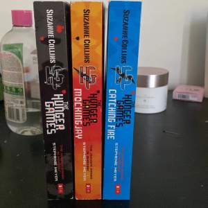 3 delar Hunger Games böcker, skick 10/10. Bra böcker. Böckerna är skrivna på engelska!