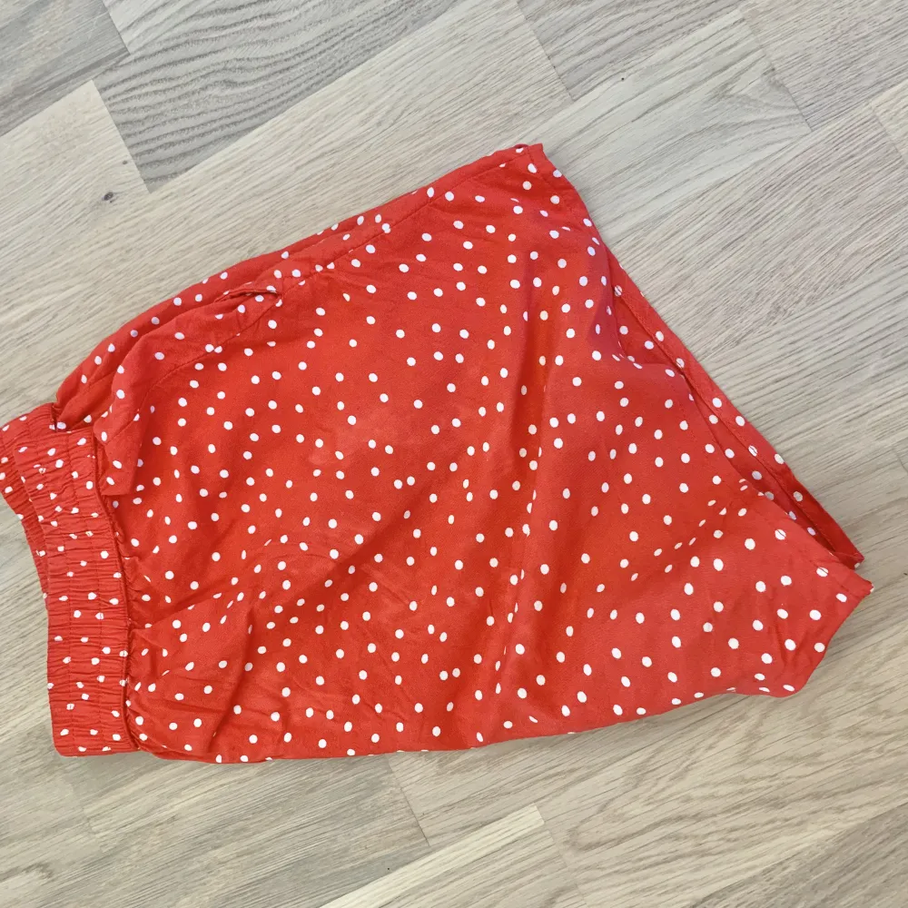 Mjuka tunna shorts med prickar🩷söta  (Tips! Köp med bundle för att spara på den frakten🔥! In och fynda fler plagg i flödet👑😉). Shorts.