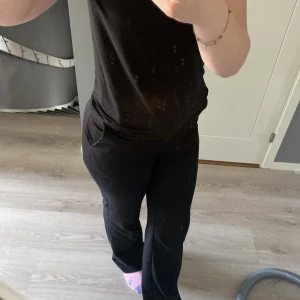 Kostymbyxor - Säljer nu mina kostymbyxor ifrån Lindex. Fint skick men lite slitna nere vid foten men inget man tänker på. Säljes då dom blivit försmå. Pris kan diskuteras 