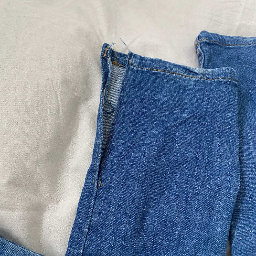 Ett par super snygga lågmidjade byxor som har slits ner till, köp för 150kr + frakt . Jeans & Byxor.