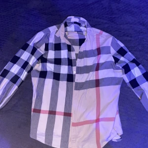 Burberry Skjorta - Burberry skjorta storlek XL, fick ärva av farsan men den passar inte mig tyvärr 