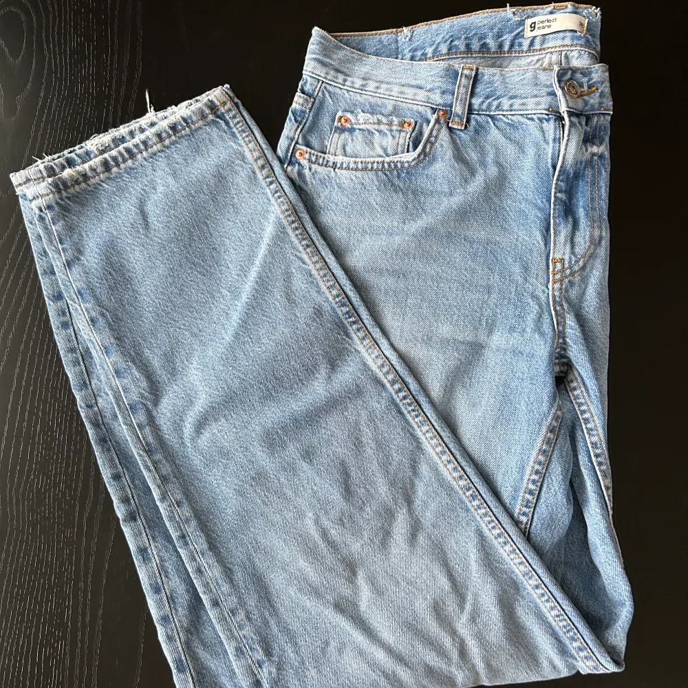 blåa, lågmidjade, raka jeans från gina tricot. använda ett fåtal gånger. Kan (!)eventuellt(!) sänka priset vid snabb affär.. Jeans & Byxor.