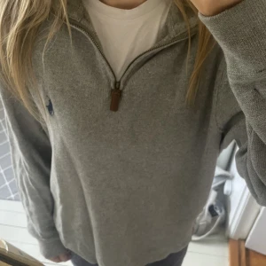 Half zip Ralph lauren  - Använd men bra skick. Köparen står för frakt 🙃