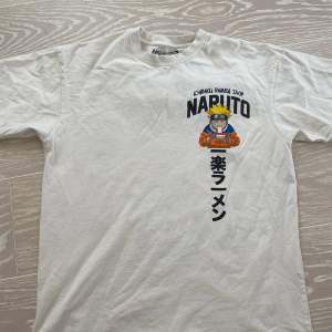 söt naruto tshirt från pull&bear! storlek XS men sitter mer som S, knappt använd o inga defekter💞 dm för frågor/bilder!