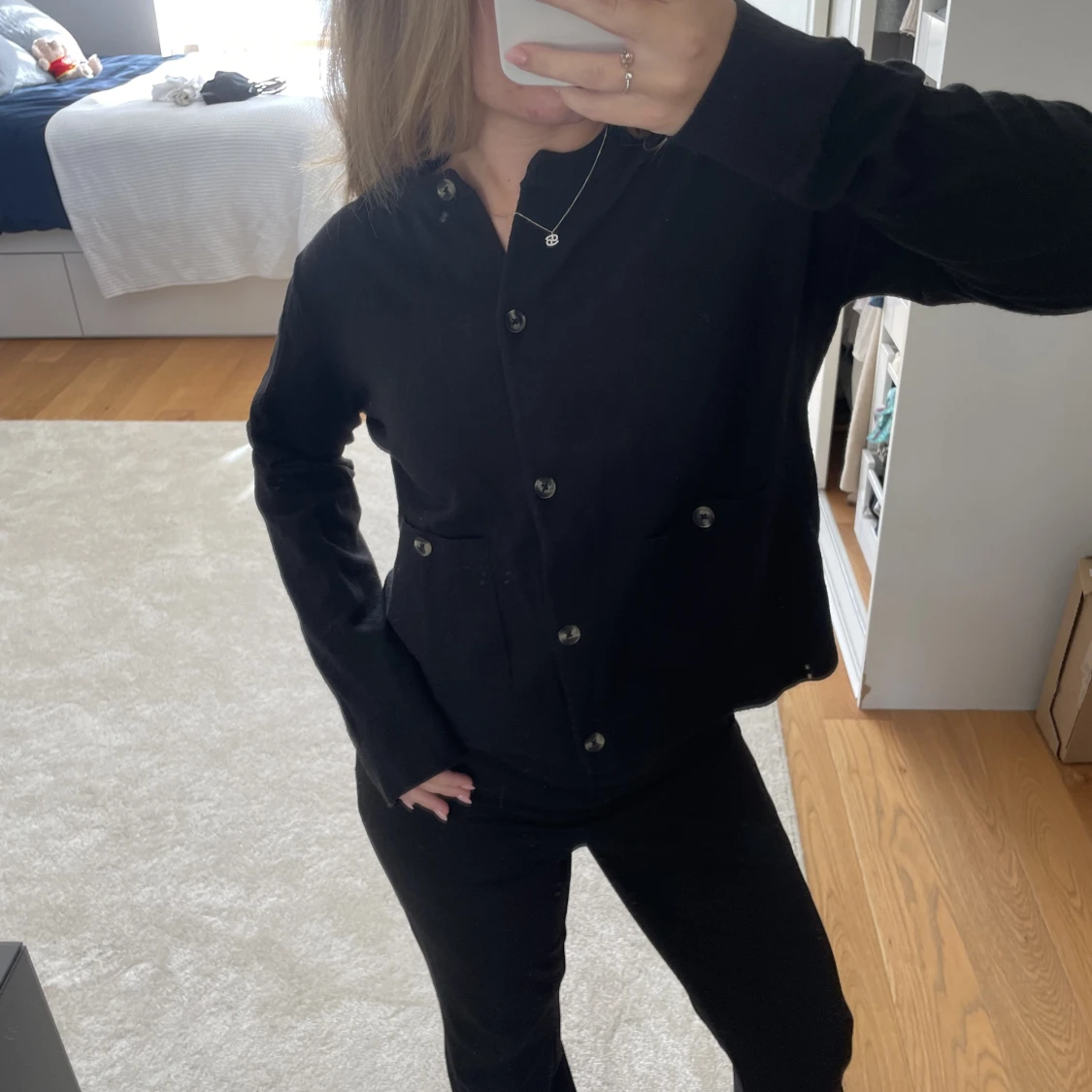 Svart kofta med knappar