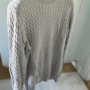 Grå Massimo dutti tröja - En snygg och stilren Massimo dutti tröja med en skön ribbad stickning. Skick 9/10 inte använd så mycket. Storlek S och ett bra pris jämfört med andra. Skriv om du är intresserad!