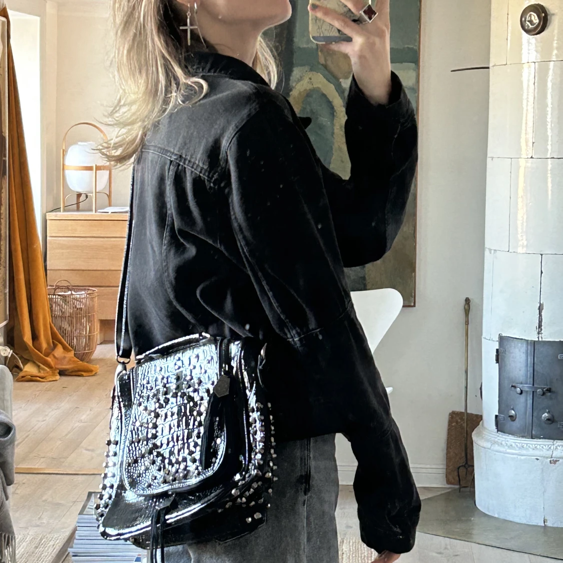 Svart vintage väska med nitar