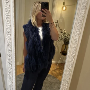 Pälsväst - Marinblå pälsväst köpt second hand, fint skick, passar mig som normalt har S!