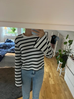 Randig stickad tröja - Randig stickad tröja som sitter perfekt. Så skön och passar perfekt nu till hösten. 