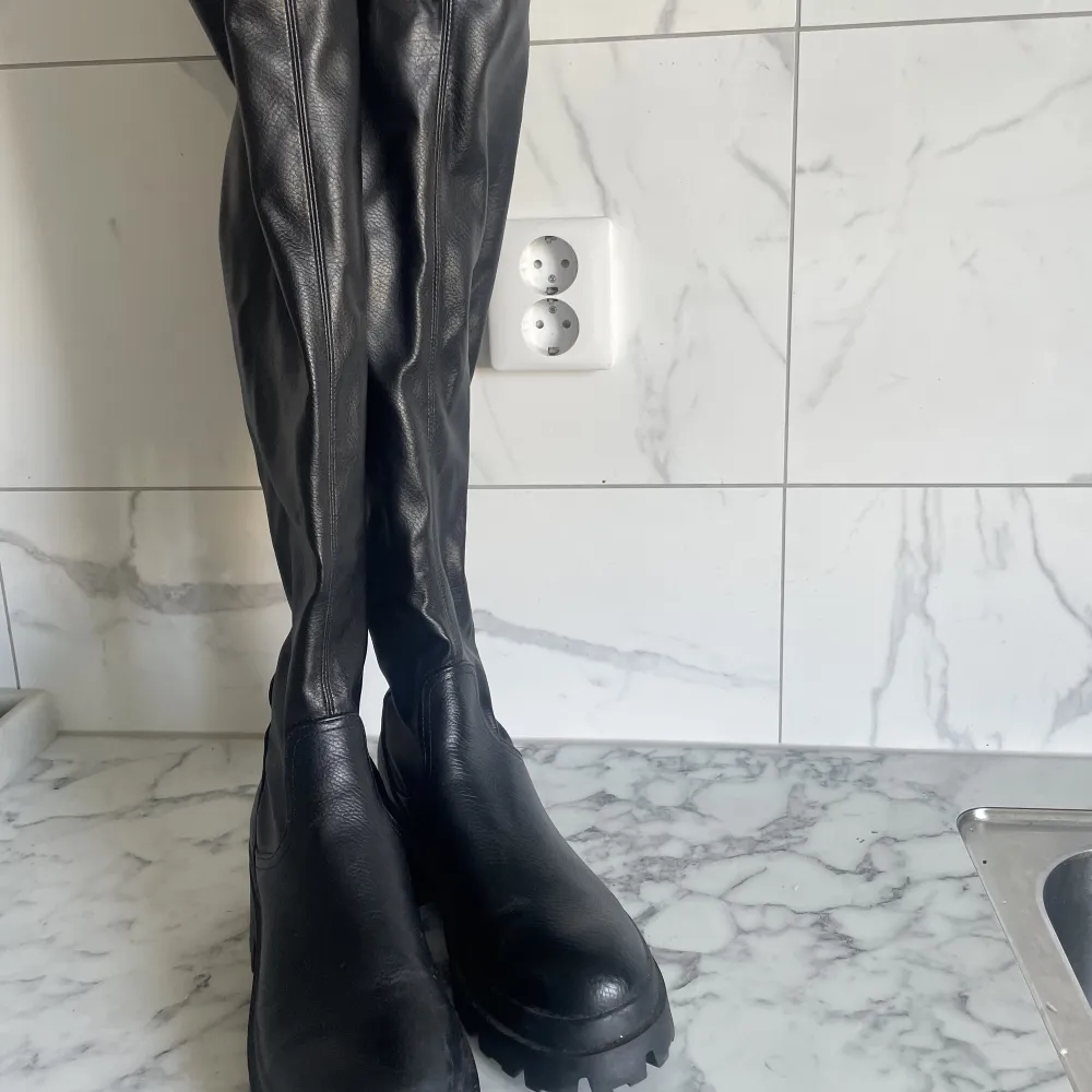 Over the knee boots i läder imitation. Dom håller värmen riktigt bra samt att den sitter upp där dom ska utan att åka ner.  I mycket bra skick! . Skor.