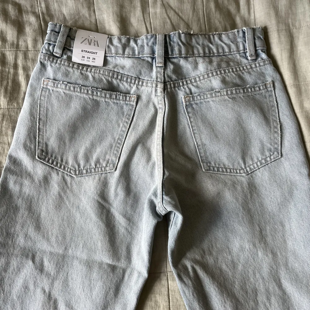 Ett par jeans från Zara i ljusblå färg, helt oanvända och lapparna sitter fortfarande kvar. De är tyvärr för små för mig, därför säljer jag dem (min kompis fick agera modell åt mig och hon är runt 172cm lång)💞. Jeans & Byxor.